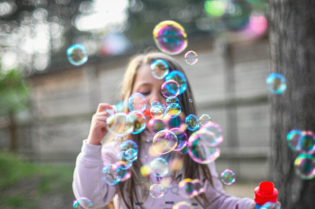 bambina con le bolle di sapone