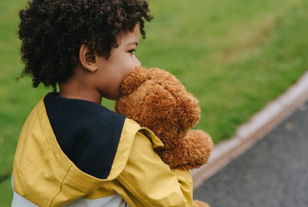 bambino con peluche