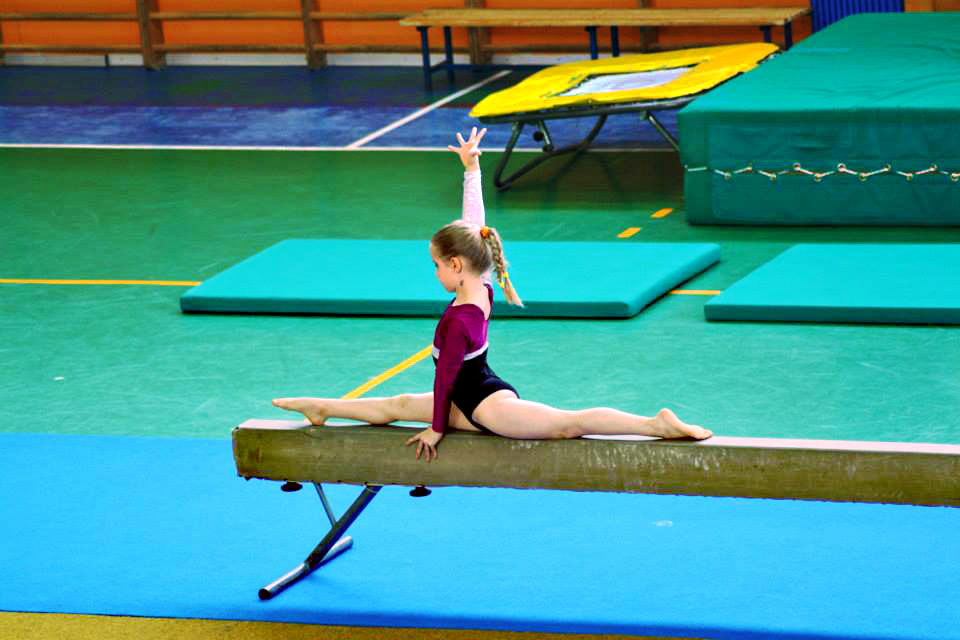 Ginnastica artistica e bimbi: da che età praticarla e come iniziare